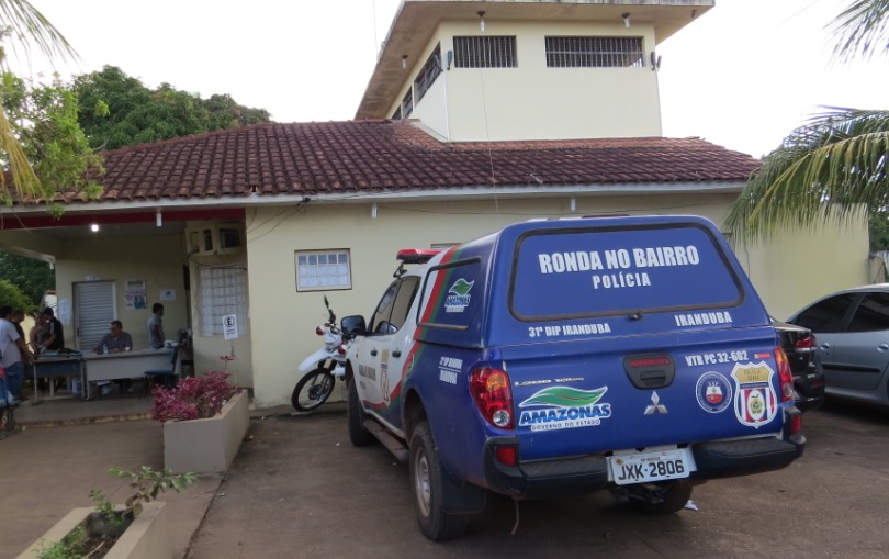 Assaltantes invadem casa e fazem família refém durante tiroteio com policiais no Amazonas