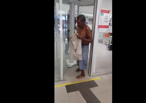 Idoso com prótese de metal fica quase nu para entrar em banco