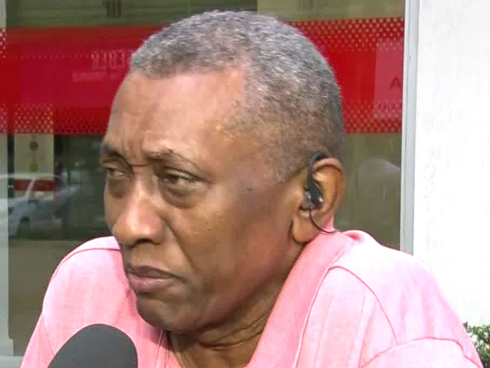 Idoso com prótese de metal fica quase nu para entrar em banco