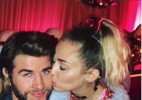 Miley Cyrus e Liam Hemsworth adiam casamento após incêndio em casa