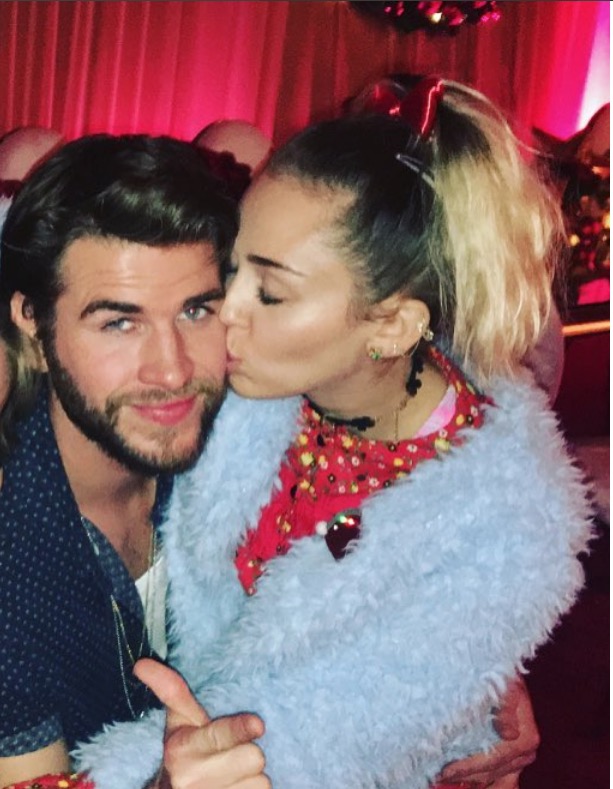 Miley Cyrus e Liam Hemsworth adiam casamento após incêndio em casa