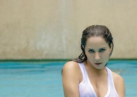 Mulher Melão libera imaginação ao posar completamente nua vendada na cama