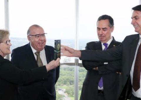 Ministra Rosa Weber entrega Constituição para Bolsonaro em visita de cortesia