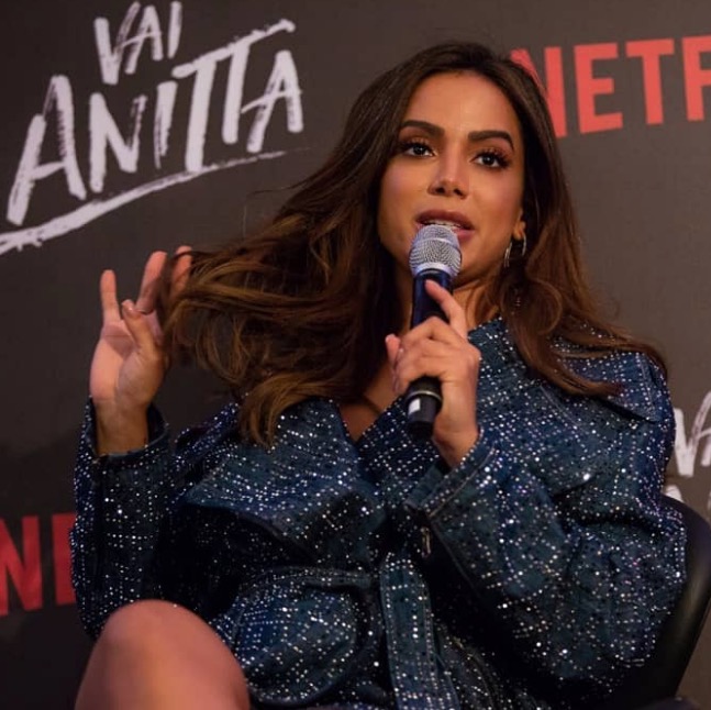 Fã pergunta se Anitta fez pacto com diabo e cantora faz revelação