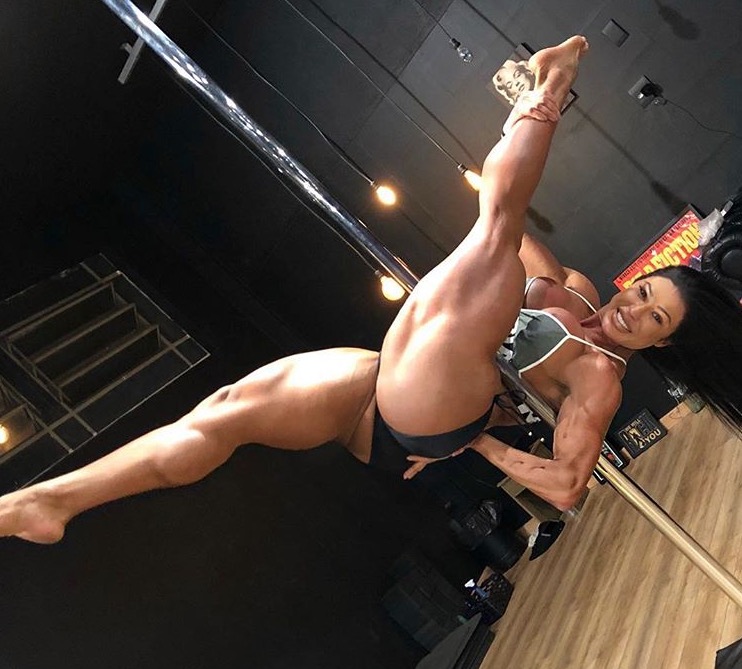 Com pernas abertas, Gracyanne Barbosa mostra coxões ultra musculosos e seguidores 'surtam'