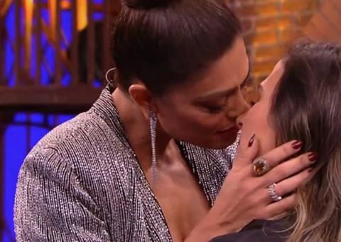 Juliana Paes dá beijão na boca de Tatá Werneck: 'eu não dou beijo técnico'