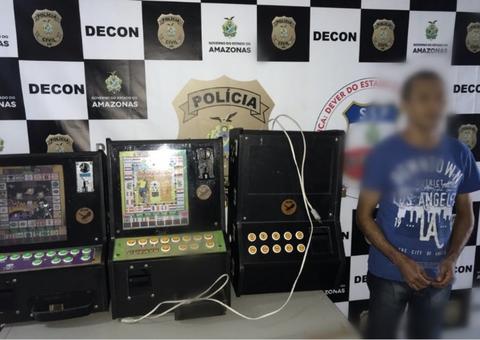 Comerciante é preso após ser denunciado por manter máquinas caça-níqueis em mercadinho em Manaus