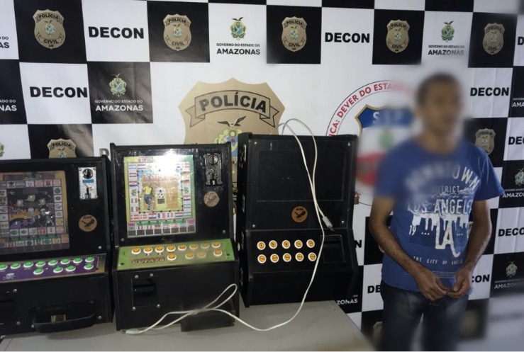 Comerciante é preso após ser denunciado por manter máquinas caça-níqueis em mercadinho em Manaus