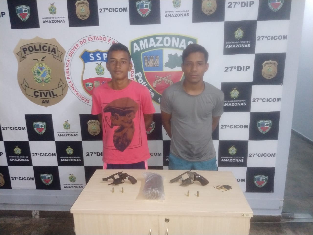 Homens  são presos com armas, munições e drogas  escondidas em tênis 