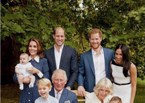 Em clique raro, Príncipe Louis aparece em foto da Família Real 