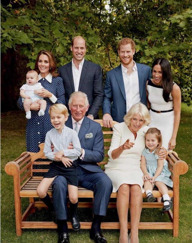 Em clique raro, Príncipe Louis aparece em foto da Família Real 