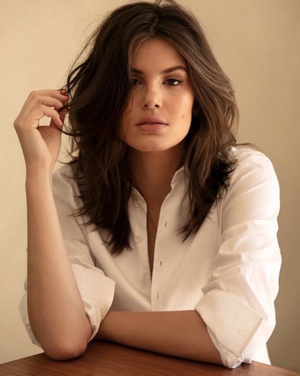 Camila Queiroz muda visual e mostra resultado na web