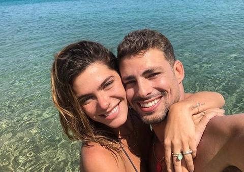 Em momento raro, Cauã Reymond se declara para namorada após reconciliação