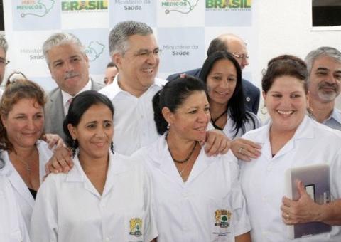 Cuba anuncia saída do Mais Médicos e culpa declarações de Bolsonaro