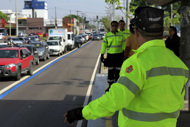Saiba quando a Faixa Azul volta a ser de uso exclusivo para ônibus em Manaus