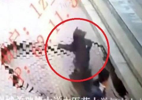 Vídeo flagra buraco se abrindo em calçada e sugando pedestre; Veja