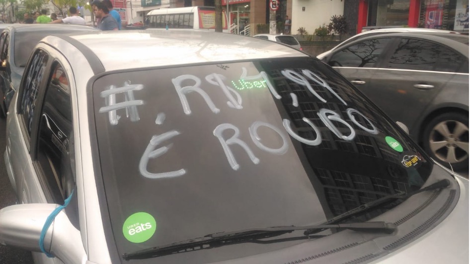 Motoristas de aplicativos fecham Djalma batista em protesto contra preço da gasolina