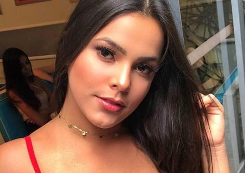 Emilly Araújo posa sexy de biquíni e corpão arranca elogios 