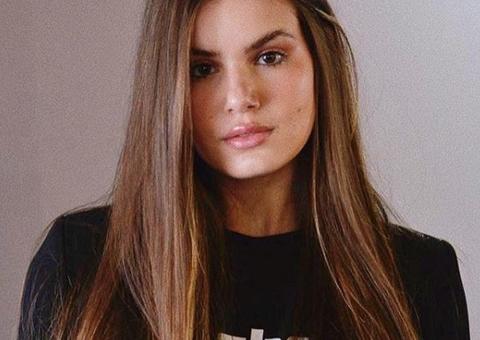 Camila Queiroz corta cabelos para nova personagem em novela 'Verão 90'