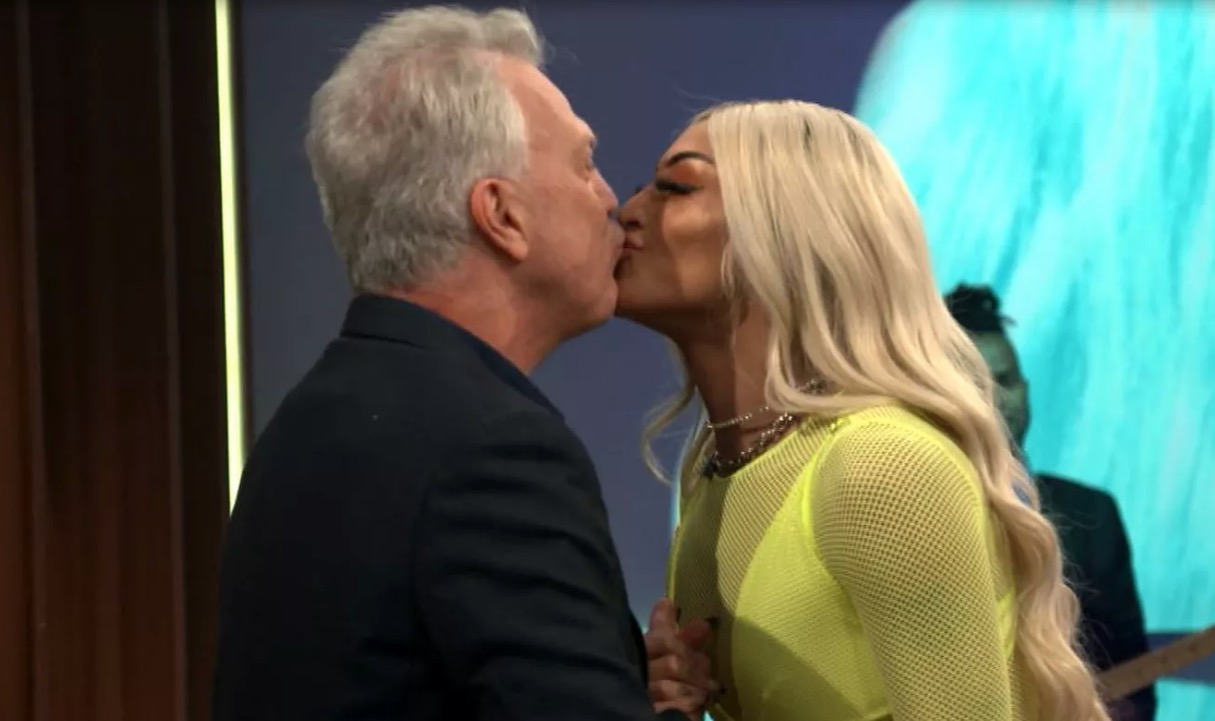   Pedro Bial dá beijo em Pabllo Vittar: 'me faz menos macho, mas não me faz menos homem'