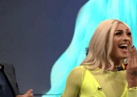   Pedro Bial dá beijo em Pabllo Vittar: 'me faz menos macho, mas não me faz menos homem'