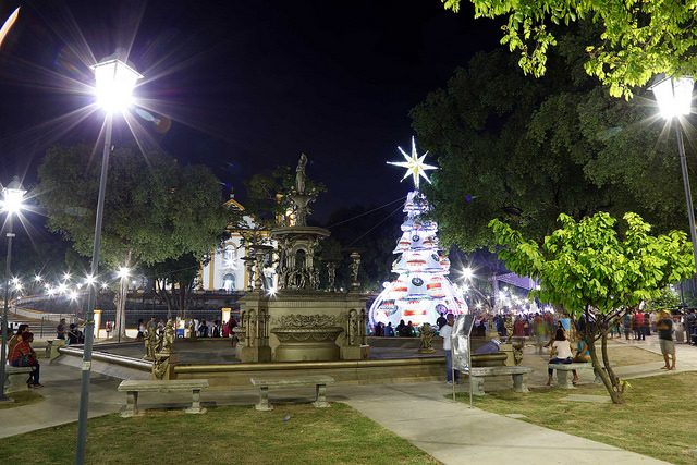 Manaus entra no clima de natal e recebe primeira árvore na Praça da Matriz