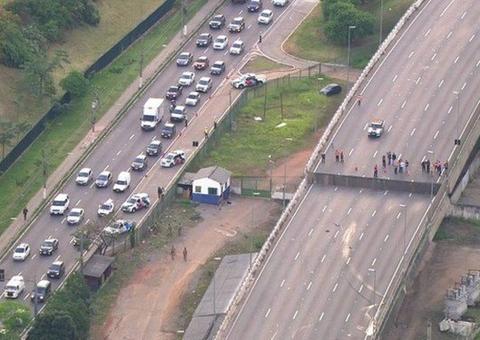 Parte de viaduto cede e causa acidente envolvendo cinco carros