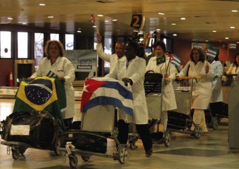 Associação de municípios pede a Bolsonaro que reverta decisão sobre fim do Mais Médicos