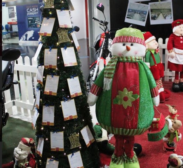 Shopping em Manaus lança árvore com pedidos de crianças de comunidade