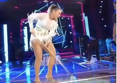Ivete Sangalo ajuda equipe de limpeza a tirar água do palco em gravação 