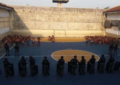 Marteletes, facão artesanal e estoques são apreendidos durante revista na UPP