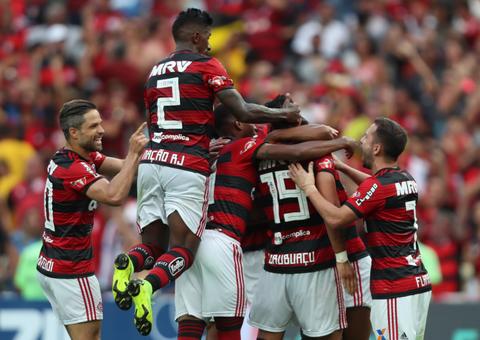 No dia do aniversário, César defende pênalti e Flamengo derrota o Santos