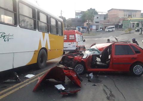 Em suposto racha, jovem perde controle de carro e atinge ônibus em Manaus