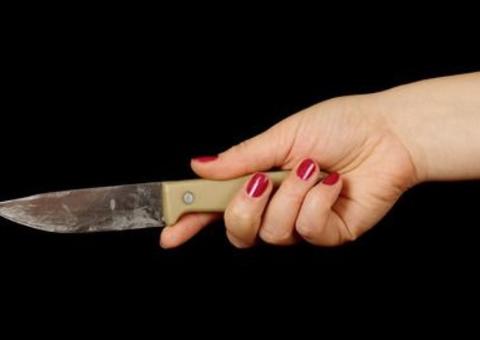 Enciumada, mulher erra alvo e crava faca no peito do marido em Manaus