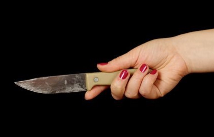 Enciumada, mulher erra alvo e crava faca no peito do marido em Manaus