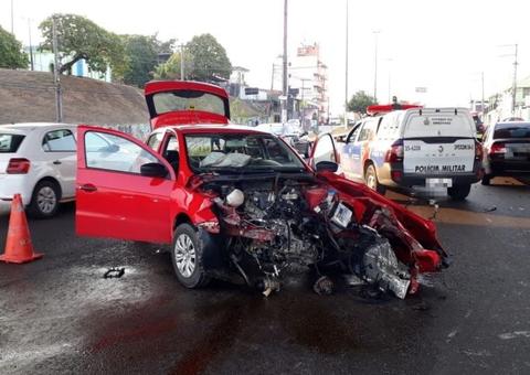 Carro fica destruído ao se envolver em acidente debaixo de viaduto em Manaus