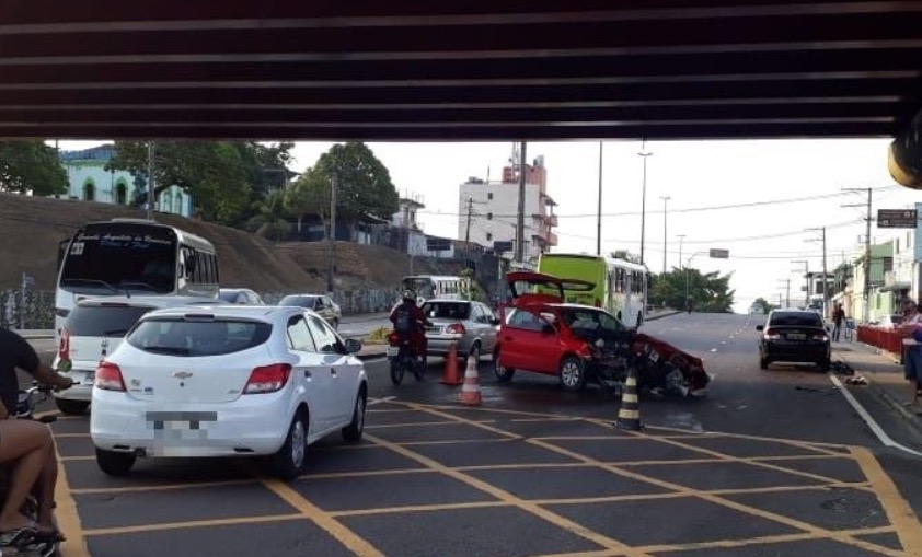Carro fica destruído ao se envolver em acidente debaixo de viaduto em Manaus