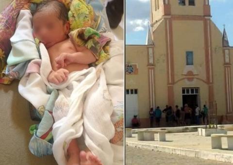 Recém-nascido é deixado na porta de igreja, mas mãe se arrepende e volta um dia depois