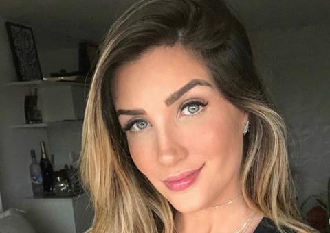 Ex-bbb Aline Gotschalg posa de lingerie e impressiona com barriga sarada