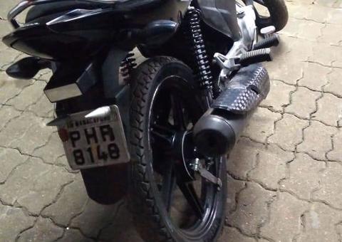 No Amazonas, dupla é presa com arma falsa e motocicleta roubada