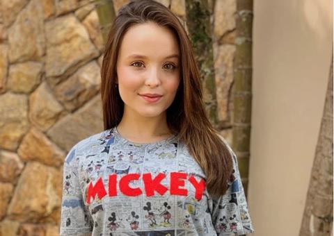 Larissa Manoela assina contrato com Netflix e comemora nas redes sociais