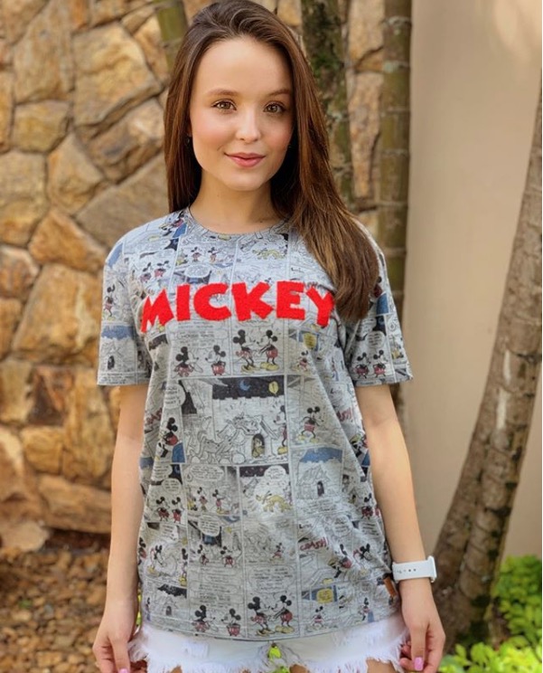 Larissa Manoela assina contrato com Netflix e comemora nas redes sociais