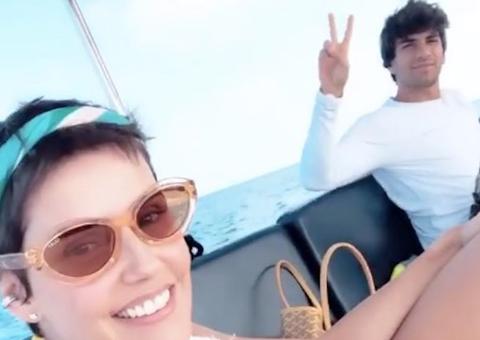 De biquíni, Deborah Secco exibe corpão em viagem romântica com marido às Maldivas