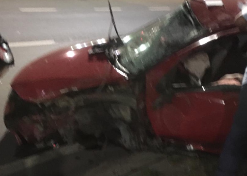 Desgovernado, carro atinge árvore e motorista fica gravemente ferido em Manaus