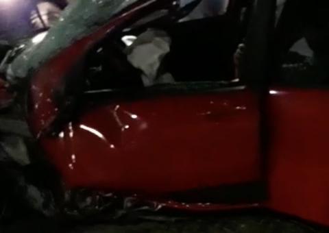 Desgovernado, carro atinge árvore e motorista fica gravemente ferido em Manaus