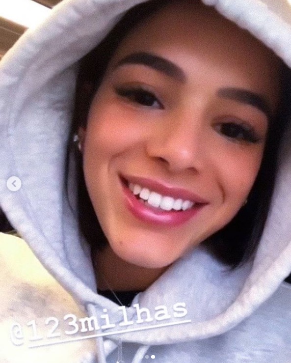 Com look de R$ 7,8 mil, Bruna Marquezine desembarca em Portugal para premiação   