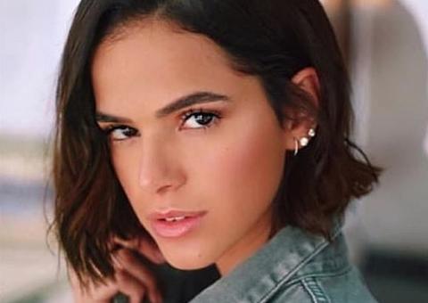 Com look de R$ 7,8 mil, Bruna Marquezine desembarca em Portugal para premiação   
