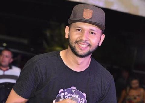 Uendel Pinheiro canta sucessos na Meia Noite Acaba