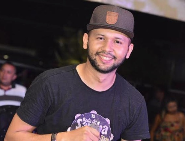 Uendel Pinheiro canta sucessos na Meia Noite Acaba