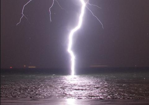 Pescador morre após ser atingido por raio no Amazonas 